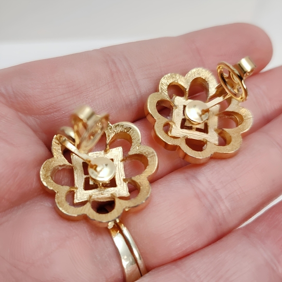Crown TRIFARI Vintage Gold tone Square Open work Floral Clip on earrings - Picture 3 of 7